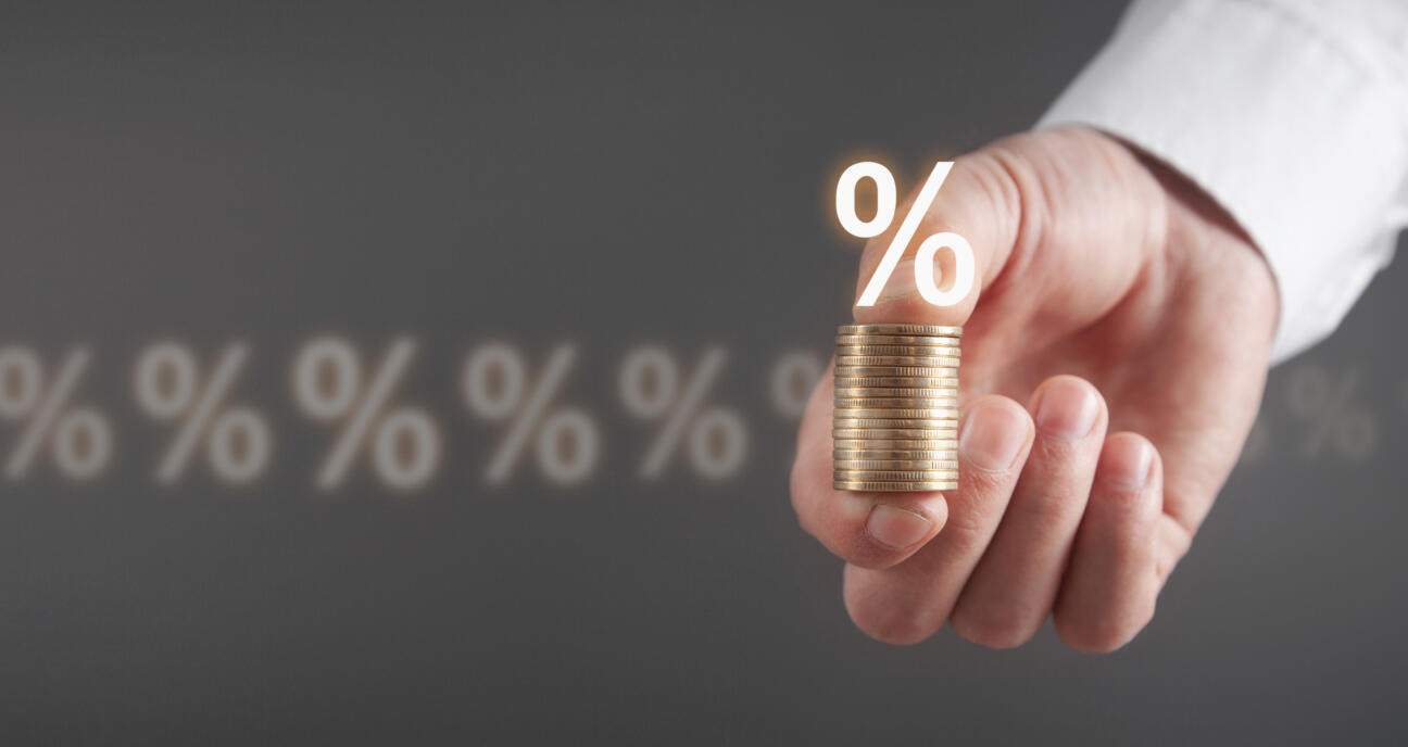 Mann mit Münzen in der Hand